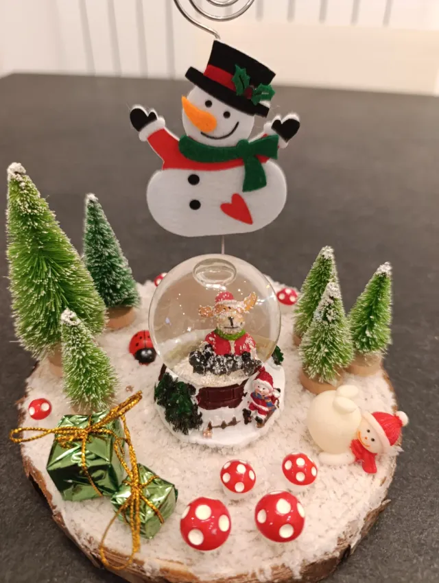 Palla di vetro natalizia e pupazzo neve portafoto