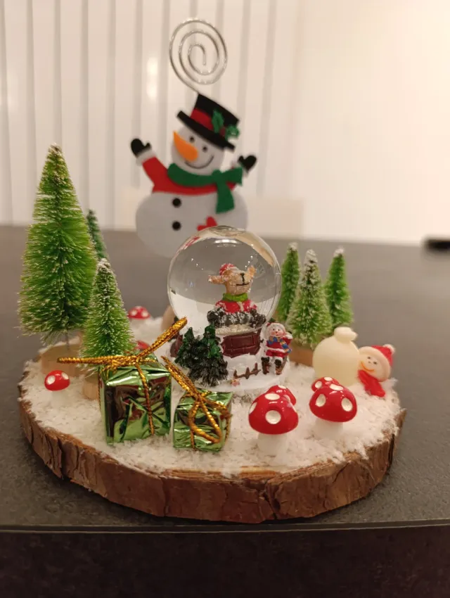 Palla di vetro natalizia e pupazzo neve portafoto