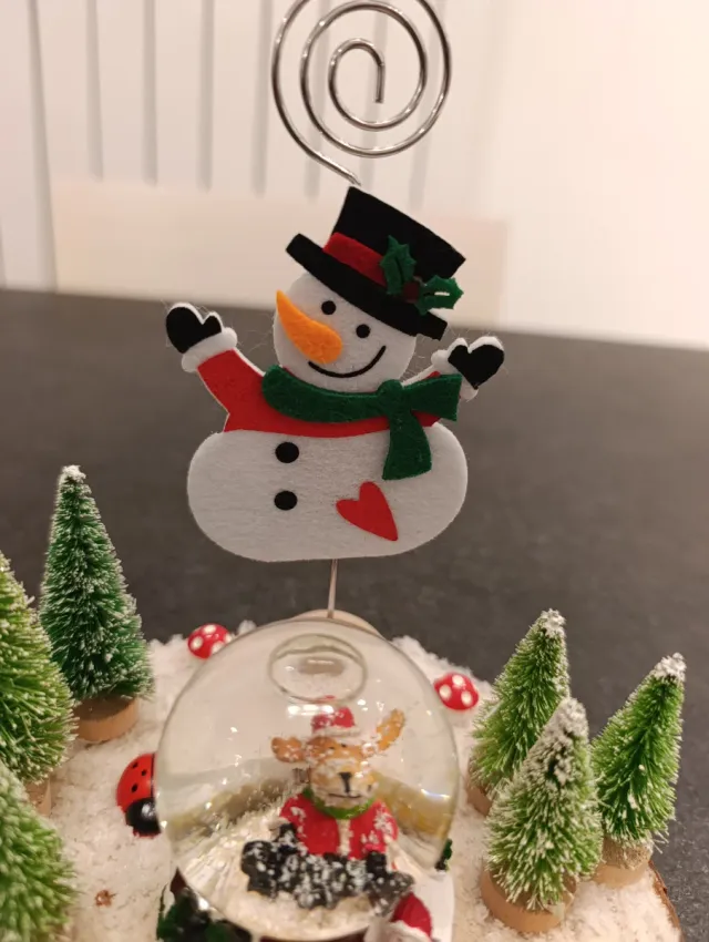 Palla di vetro natalizia e pupazzo neve portafoto