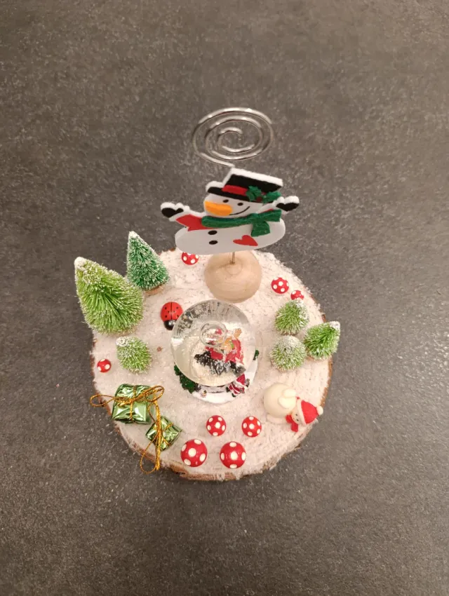 Palla di vetro natalizia e pupazzo neve portafoto
