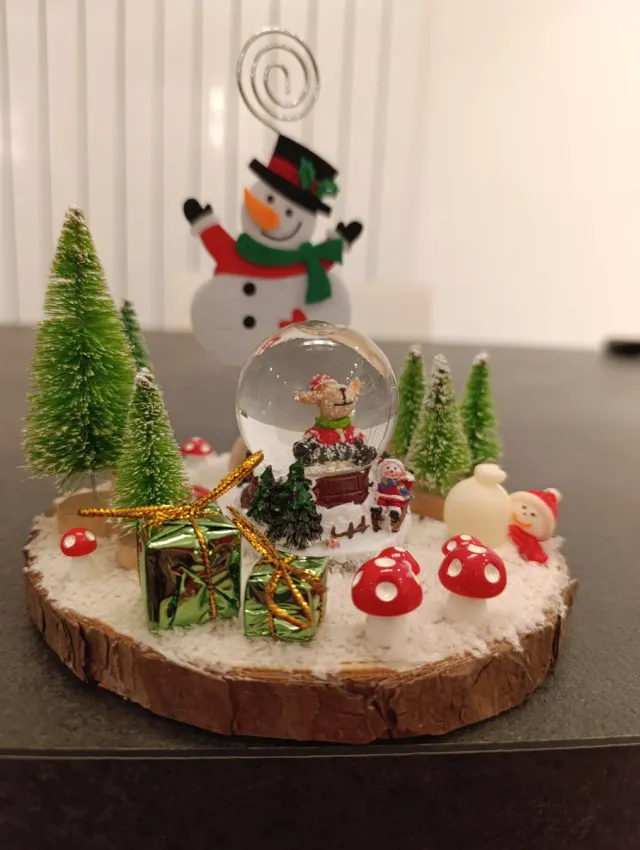 Palla di vetro natalizia e pupazzo neve portafoto