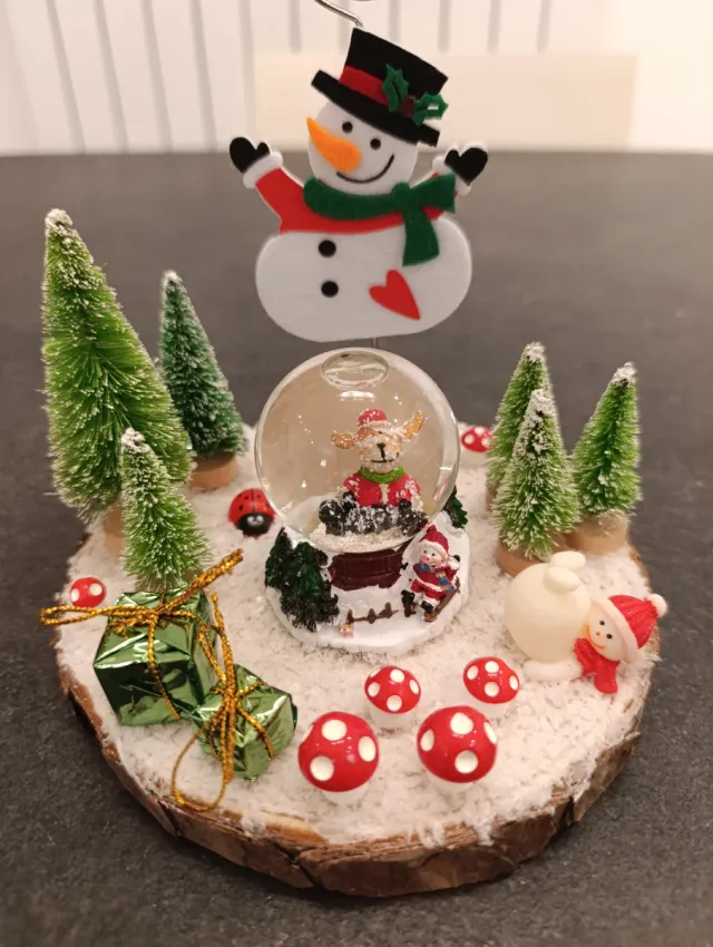 Palla di vetro natalizia e pupazzo neve portafoto