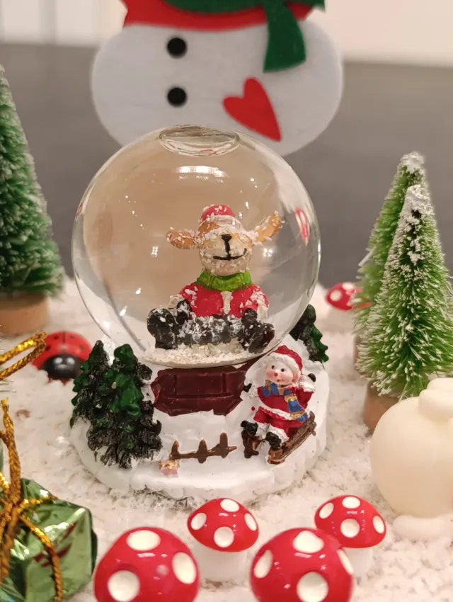 Palla di vetro natalizia e pupazzo neve portafoto