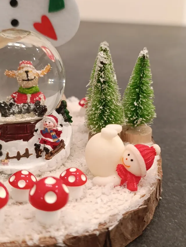 Palla di vetro natalizia e pupazzo neve portafoto