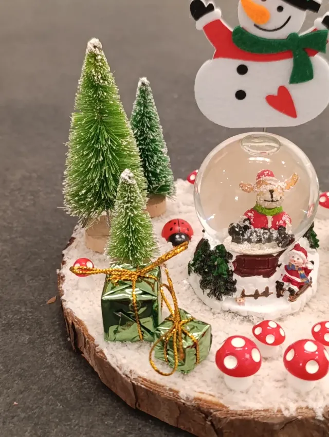 Palla di vetro natalizia e pupazzo neve portafoto