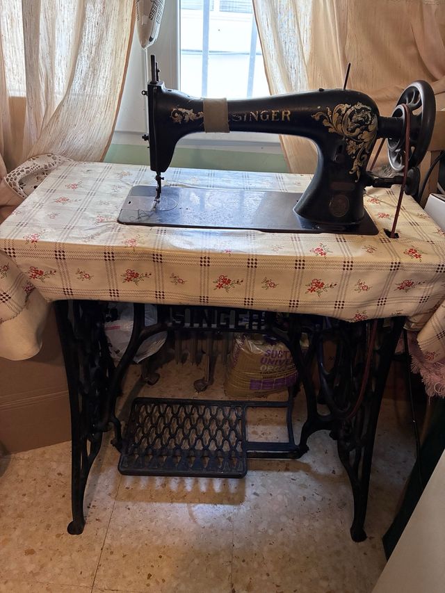 Máquina de coser Singer antigua con mesa
