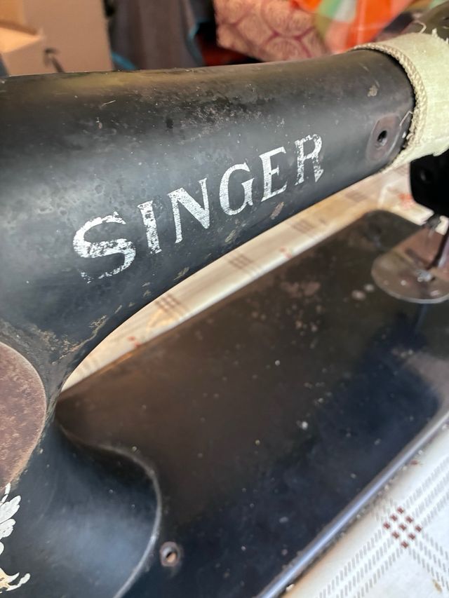 Máquina de coser Singer antigua con mesa