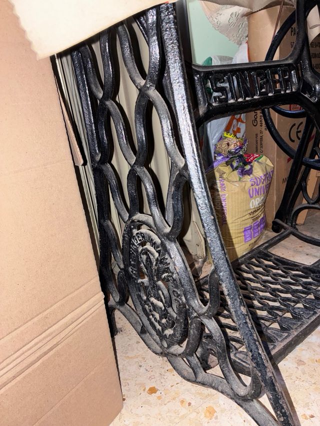 Máquina de coser Singer antigua con mesa