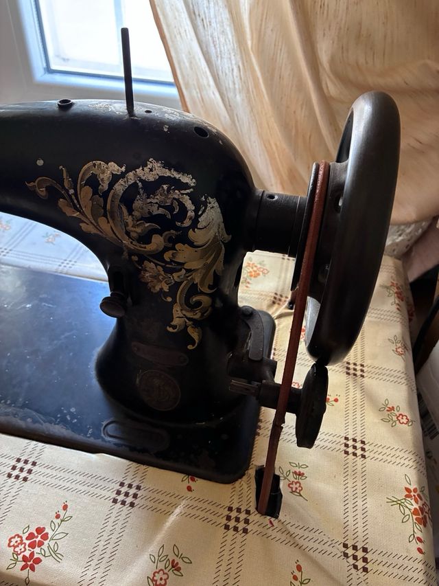 Máquina de coser Singer antigua con mesa