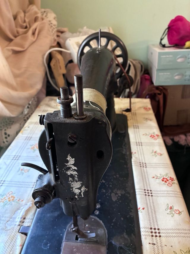 Máquina de coser Singer antigua con mesa