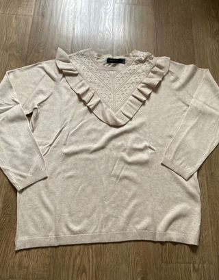 Jersey Cortefiel beige con volantes