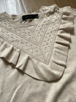 Jersey Cortefiel beige con volantes