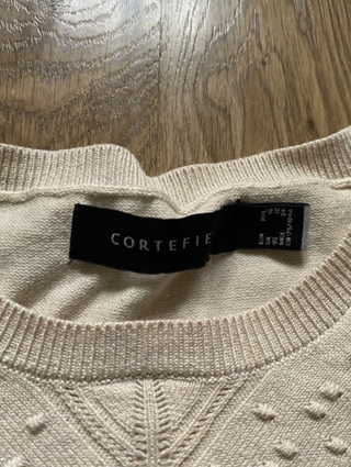 Jersey Cortefiel beige con volantes