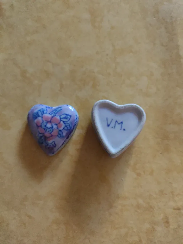 Piccola scatolina in porcellana a forma di cuore dipinta a mano con fiori