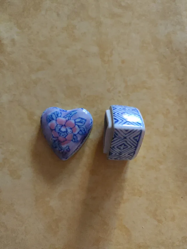 Piccola scatolina in porcellana a forma di cuore dipinta a mano con fiori