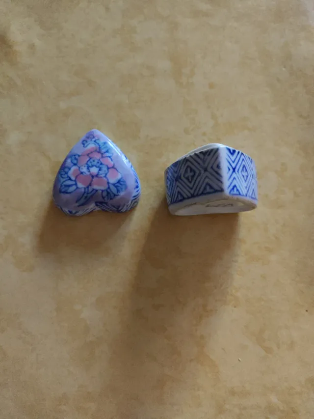 Piccola scatolina in porcellana a forma di cuore dipinta a mano con fiori