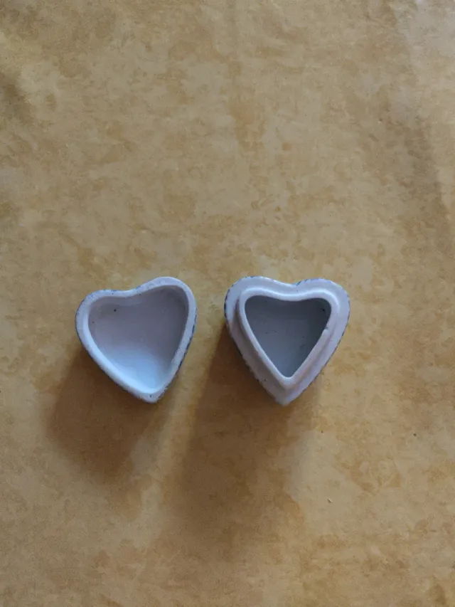 Piccola scatolina in porcellana a forma di cuore dipinta a mano con fiori