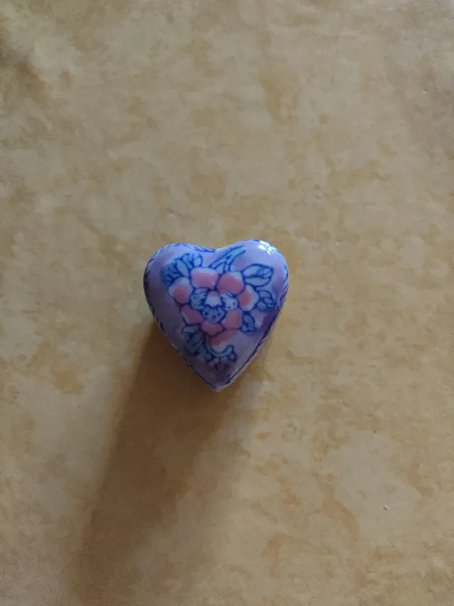 Piccola scatolina in porcellana a forma di cuore dipinta a mano con fiori