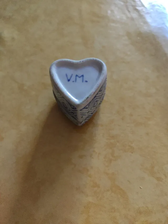 Piccola scatolina in porcellana a forma di cuore dipinta a mano con fiori