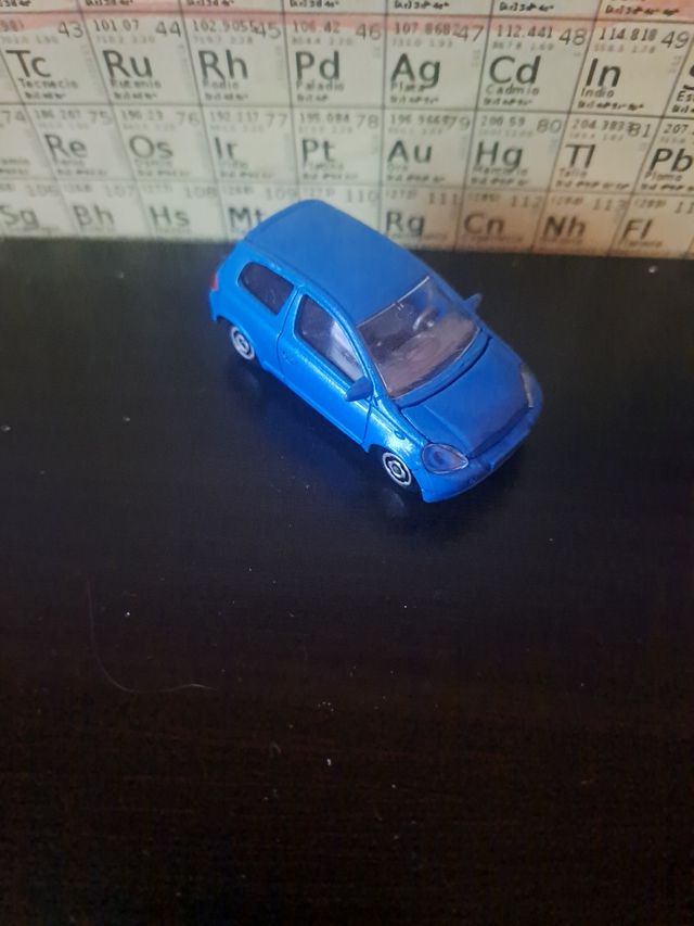 Coche de juguete Toyota Yaris azul