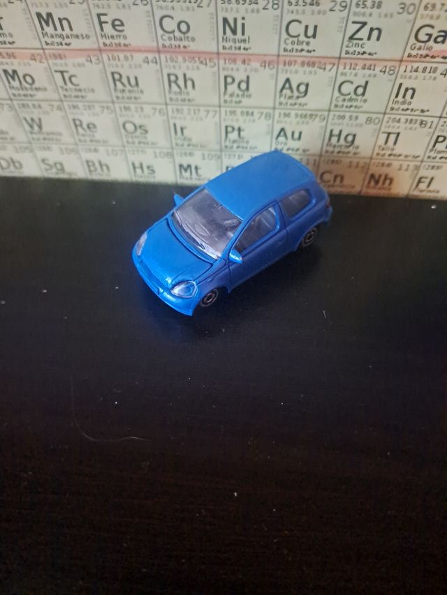 Coche de juguete Toyota Yaris azul