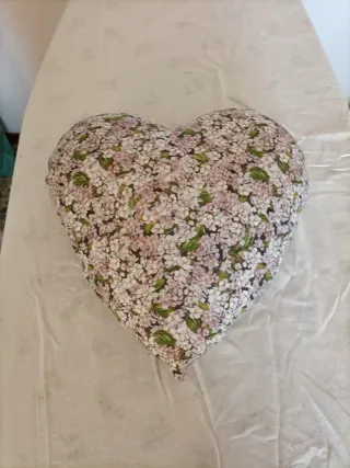 Cuscino a forma di cuore fatto a mano