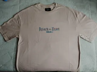 Camiseta Bershka Shingeki no Kyojin oversize