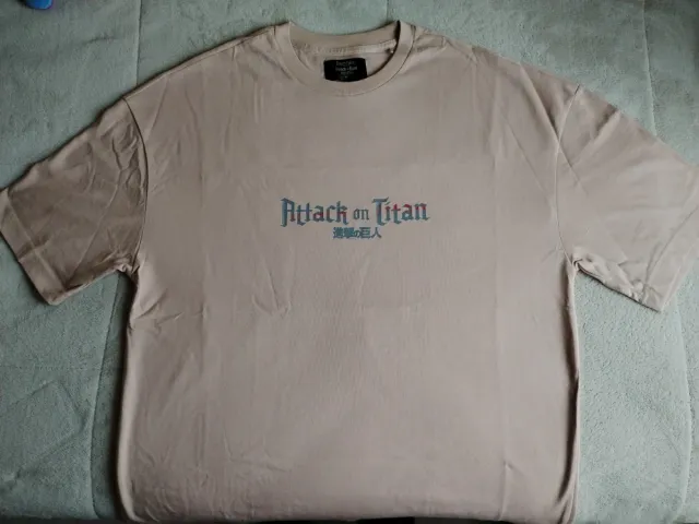 Camiseta Bershka Shingeki no Kyojin oversize