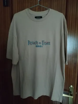 Camiseta Bershka Shingeki no Kyojin oversize