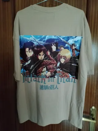 Camiseta Bershka Shingeki no Kyojin oversize