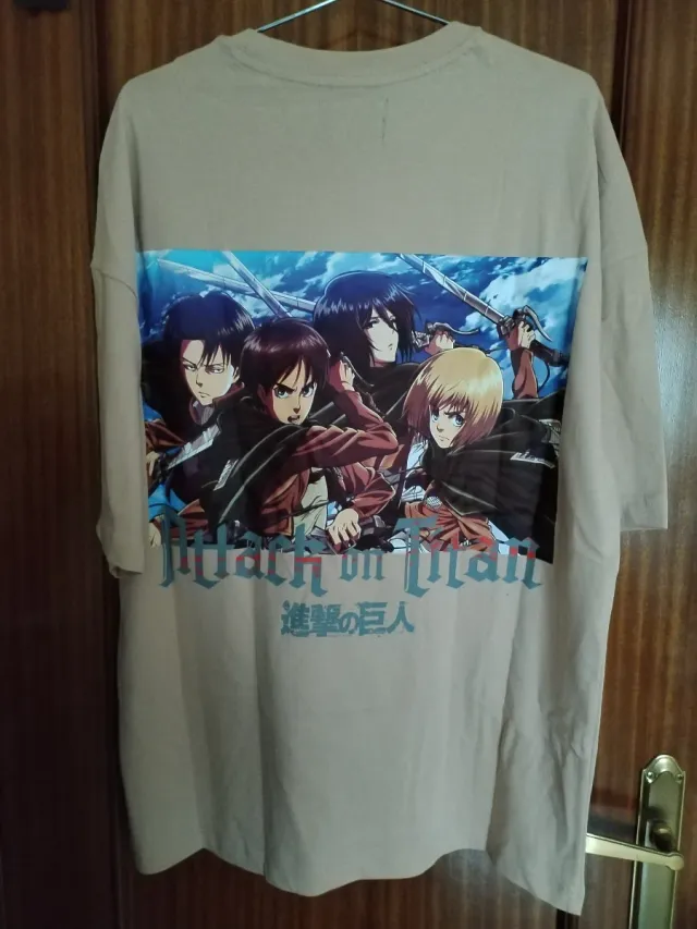Camiseta Bershka Shingeki no Kyojin oversize