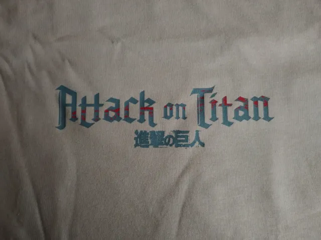 Camiseta Bershka Shingeki no Kyojin oversize