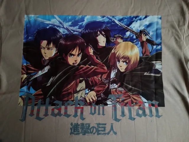 Camiseta Bershka Shingeki no Kyojin oversize