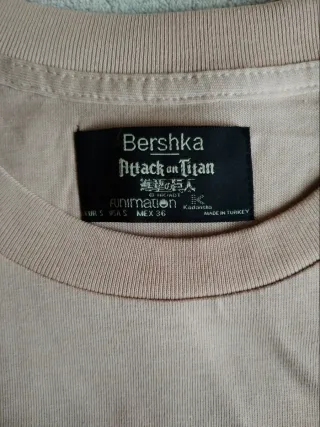 Camiseta Bershka Shingeki no Kyojin oversize