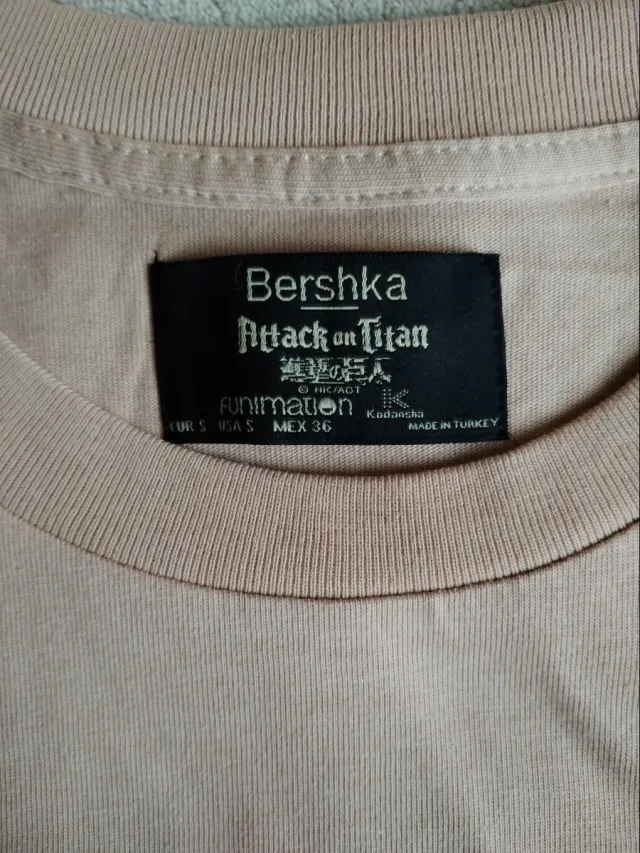 Camiseta Bershka Shingeki no Kyojin oversize