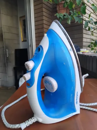 Plancha de vapor azul y blanca