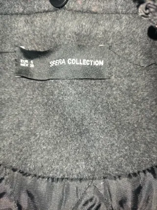 Abrigo gris con detalles negros