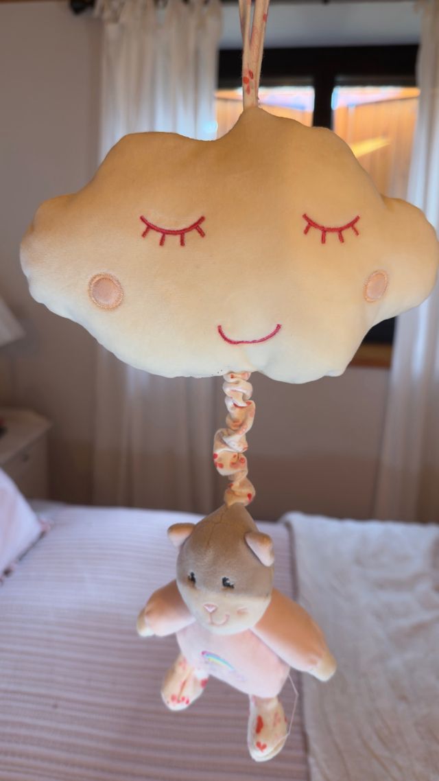 Móvil musical para bebé nube y osito