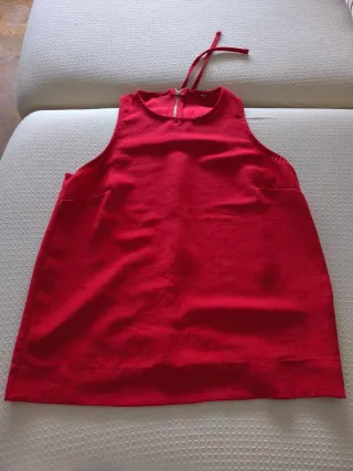 Blusa roja sin mangas con cremallera