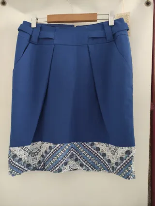 Falda midi azul con bajo estampado