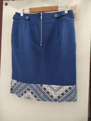 Falda midi azul con bajo estampado