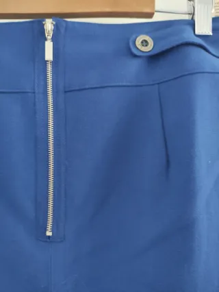 Falda midi azul con bajo estampado