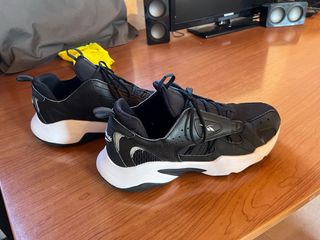 Zapatillas Reebok Negras y Blancas