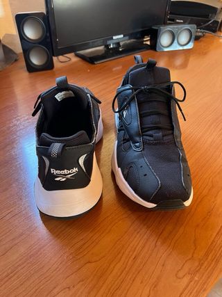 Zapatillas Reebok Negras y Blancas