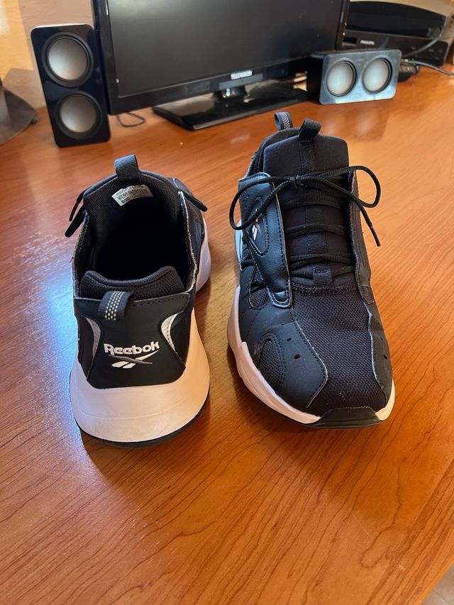 Zapatillas Reebok Negras y Blancas