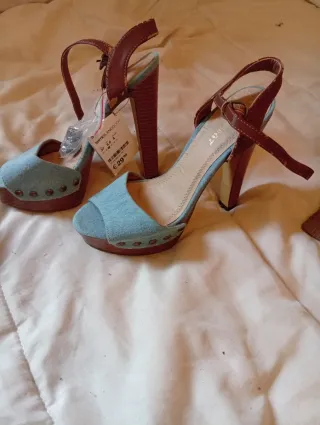Zapatos de tacón azul y marrón