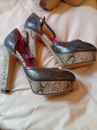 Zapatos de tacón azul y marrón