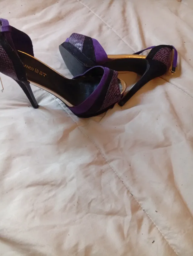 Zapatos de tacón azul y marrón