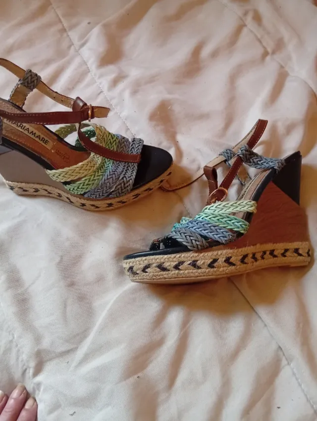 Zapatos de tacón azul y marrón