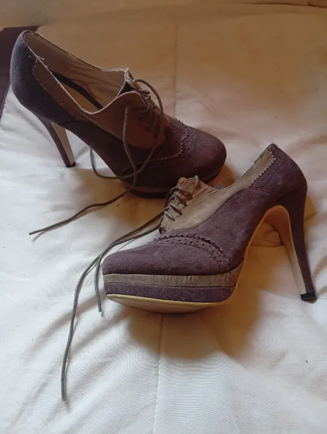 Zapatos de tacón azul y marrón